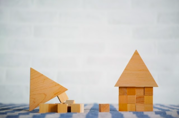 家が崩れるイメージ